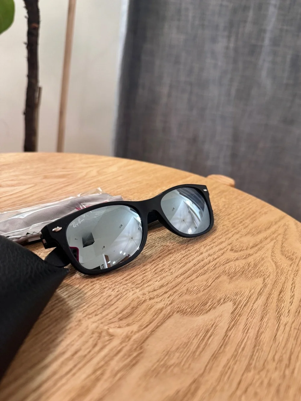 Ray-Ban Men’s Black Frame Wayfarer Sunglasses with Silver Mirror Lenses- NWT